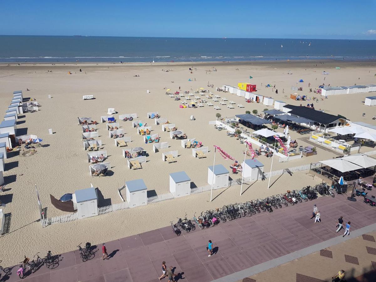 Modern appartement met frontaal zeezicht en privé parking Knokke-Heist Buitenkant foto