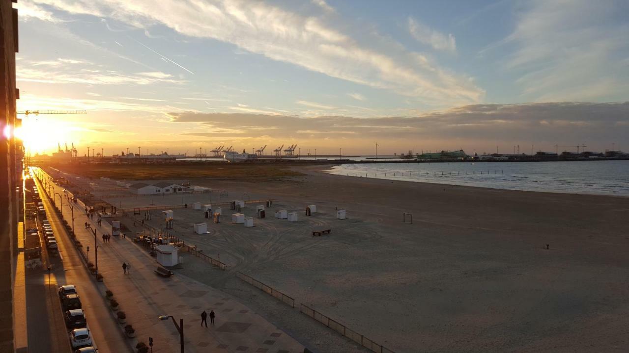 Modern appartement met frontaal zeezicht en privé parking Knokke-Heist Buitenkant foto
